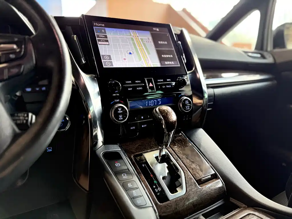 Toyota Alphard — фото 8