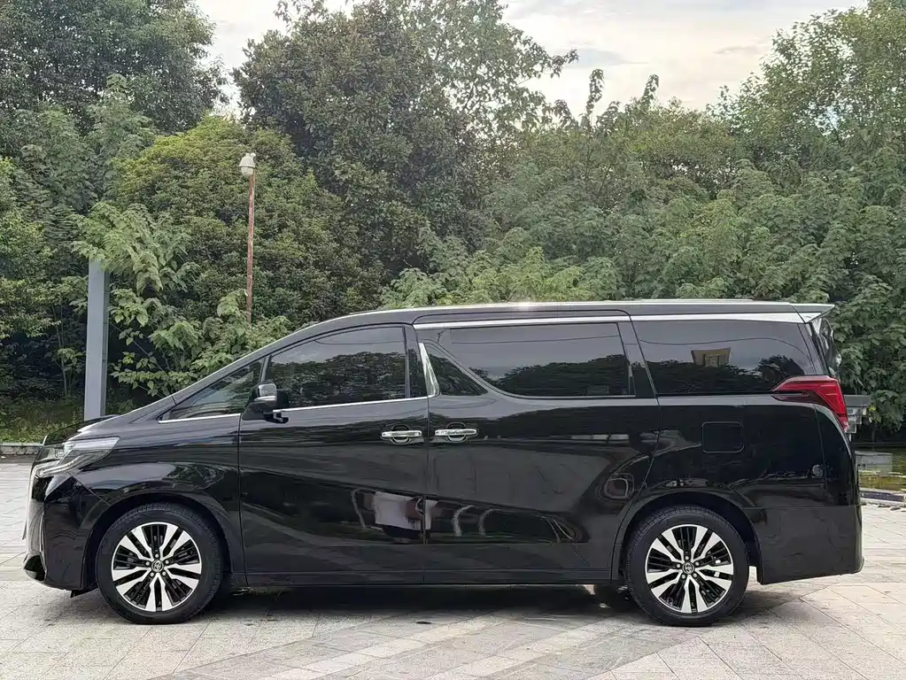 Toyota Alphard — фото 3