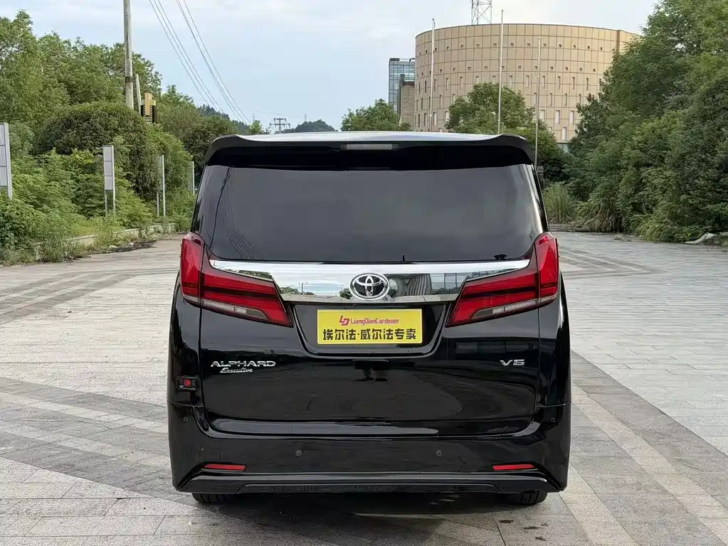 Toyota Alphard — фото 5