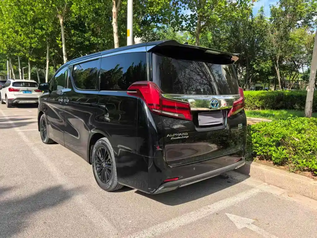 Toyota Alphard — фото 4