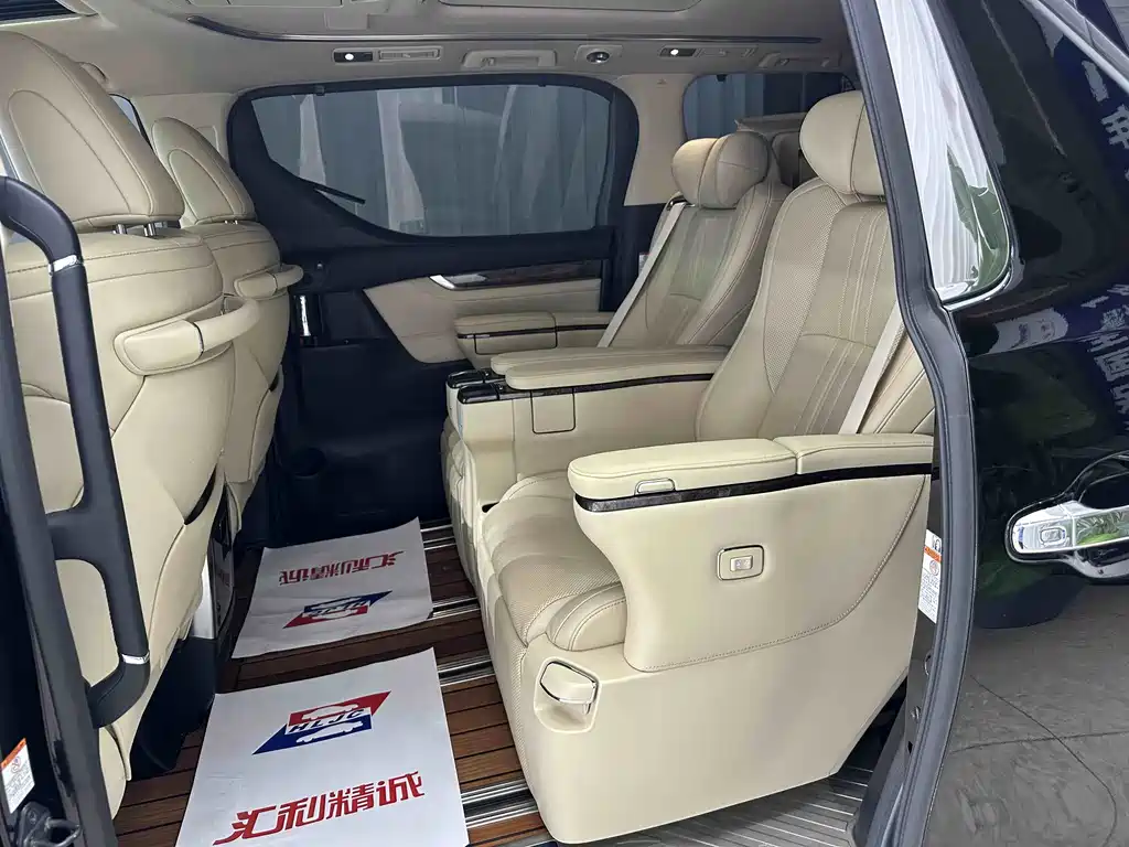 Toyota Alphard — фото 8
