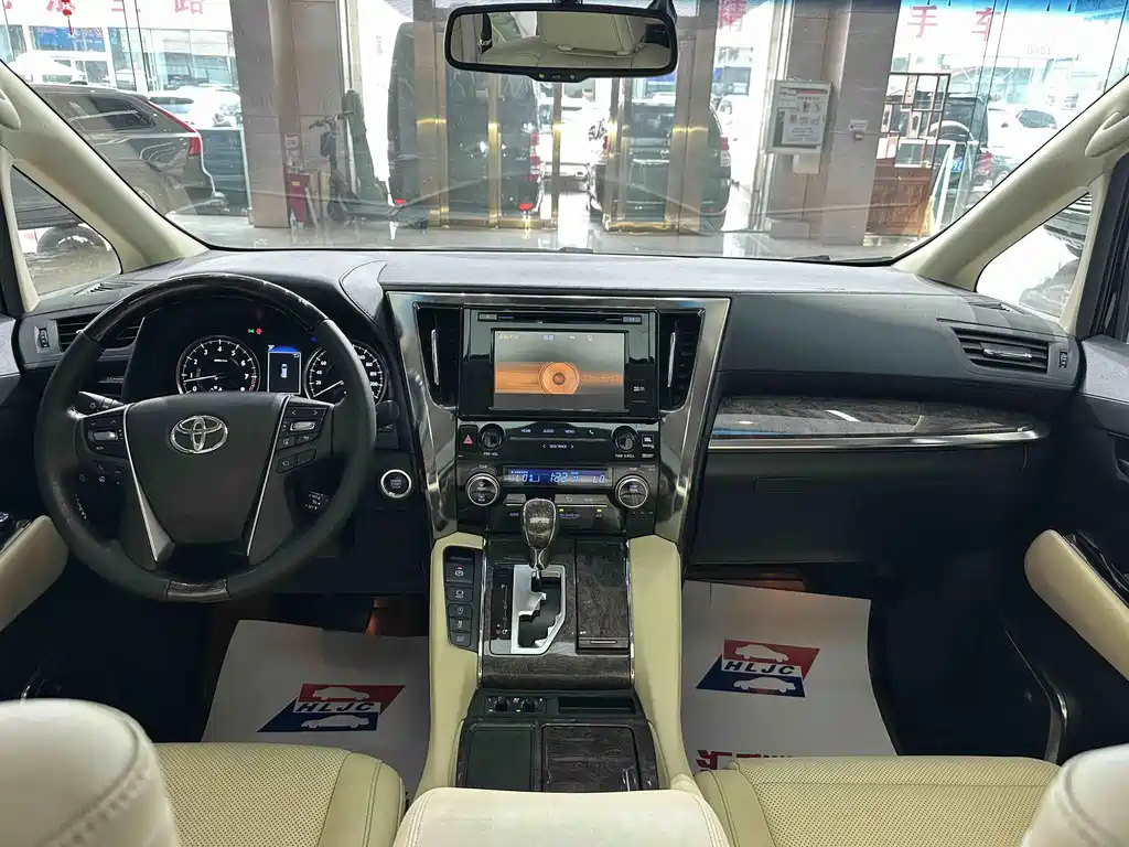 Toyota Alphard — фото 9