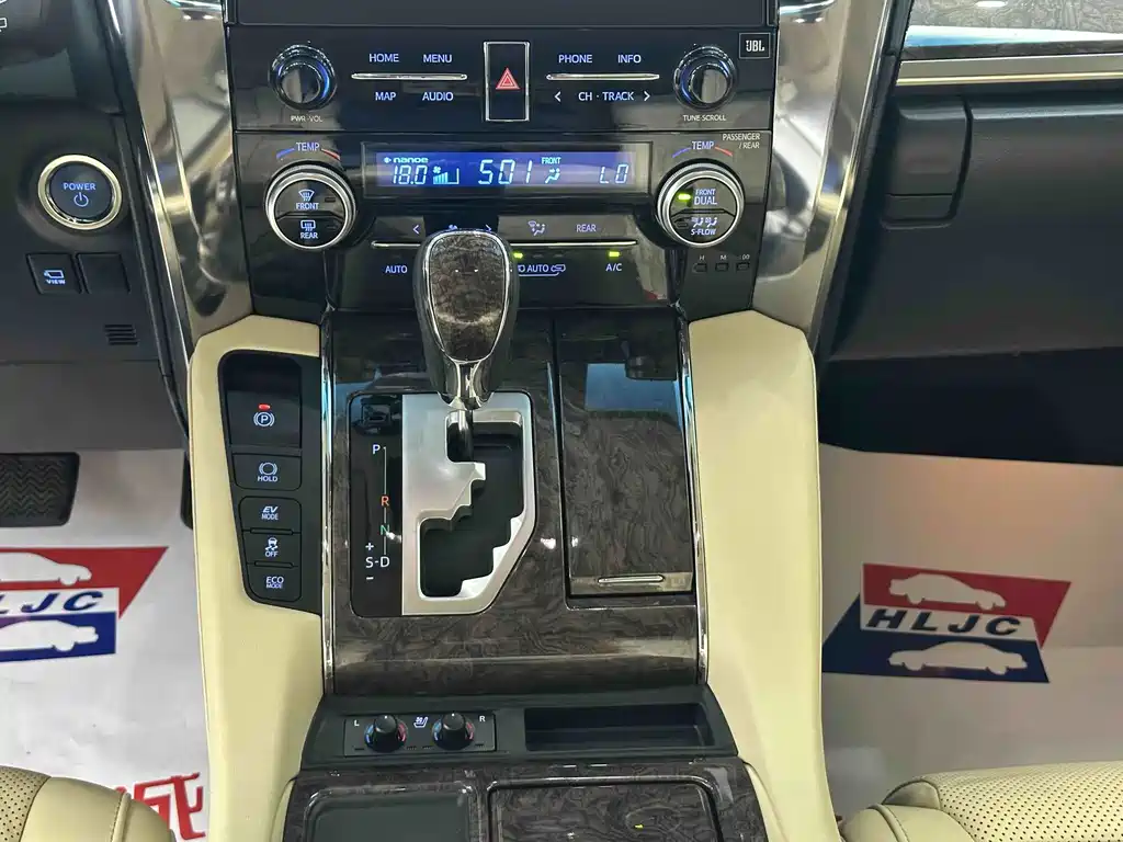 Toyota Vellfire — фото 13