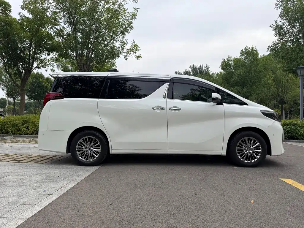 Toyota Alphard — фото 5