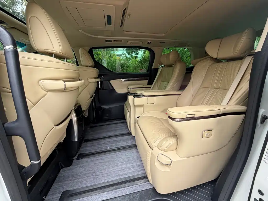 Toyota Alphard — фото 8