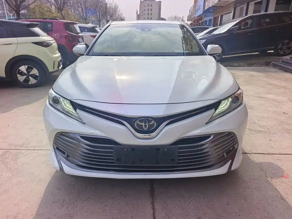 Toyota Camry — фото 2