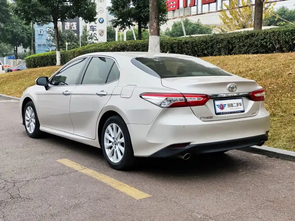 Toyota Camry — фото 4