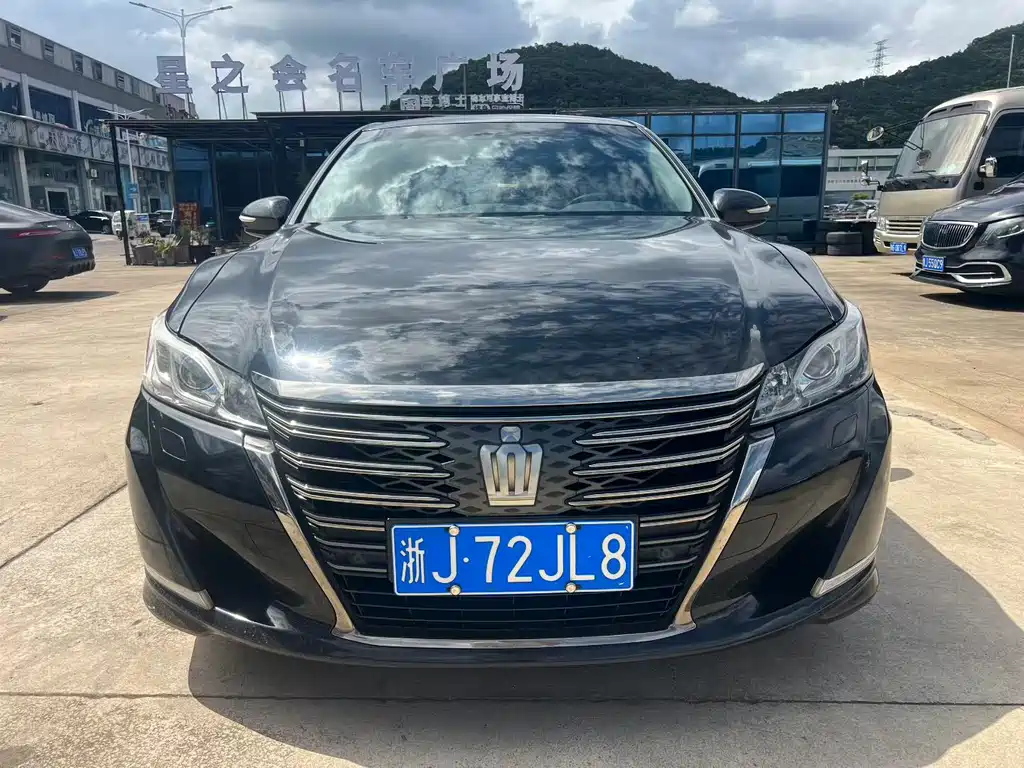 Toyota Crown — фото 2