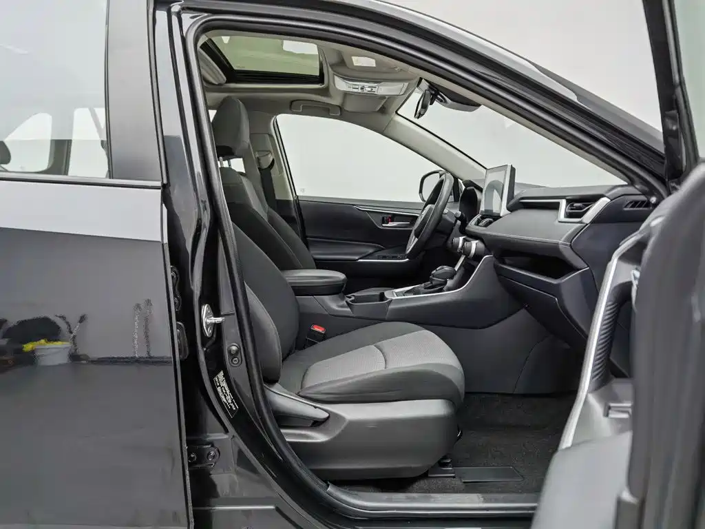 Toyota RAV4 — фото 23