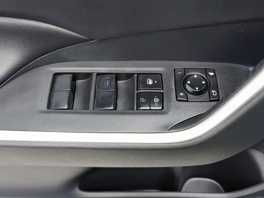 Toyota RAV4 — фото 9