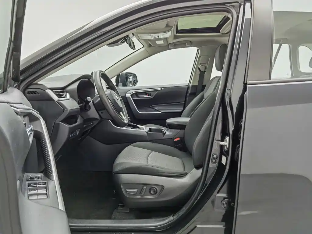 Toyota RAV4 — фото 10