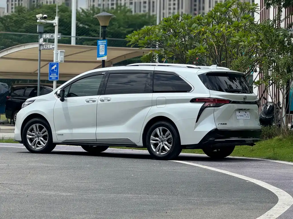 Toyota Sienna — фото 4