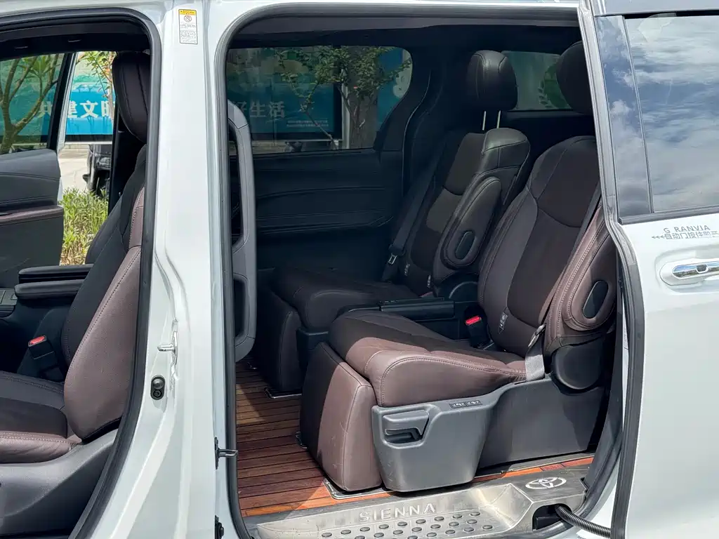 Toyota Sienna — фото 8