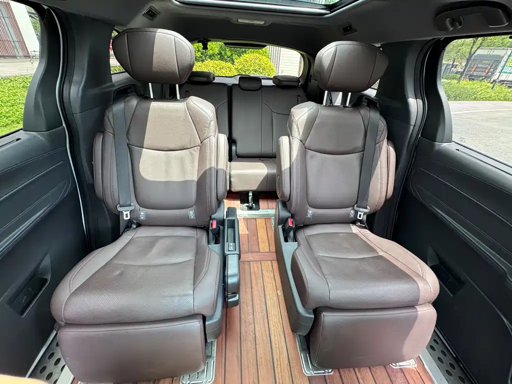 Toyota Sienna — фото 9