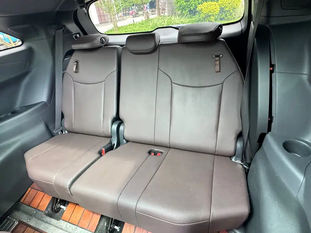 Toyota Sienna — фото 10