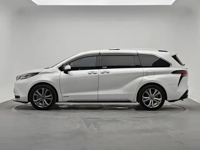 Toyota Sienna — фото 3