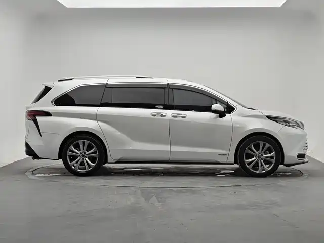 Toyota Sienna — фото 4