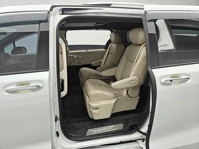 Toyota Sienna — фото 7