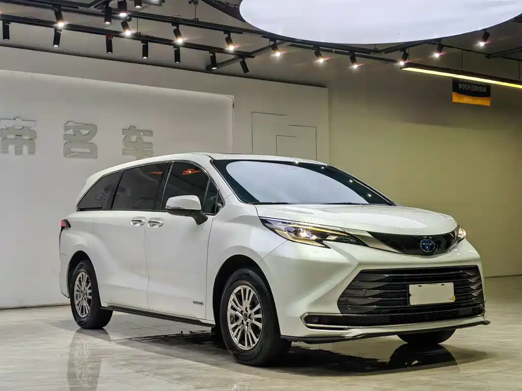 Toyota Sienna — фото 3