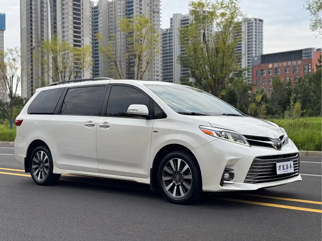 Toyota Sienna — фото 3