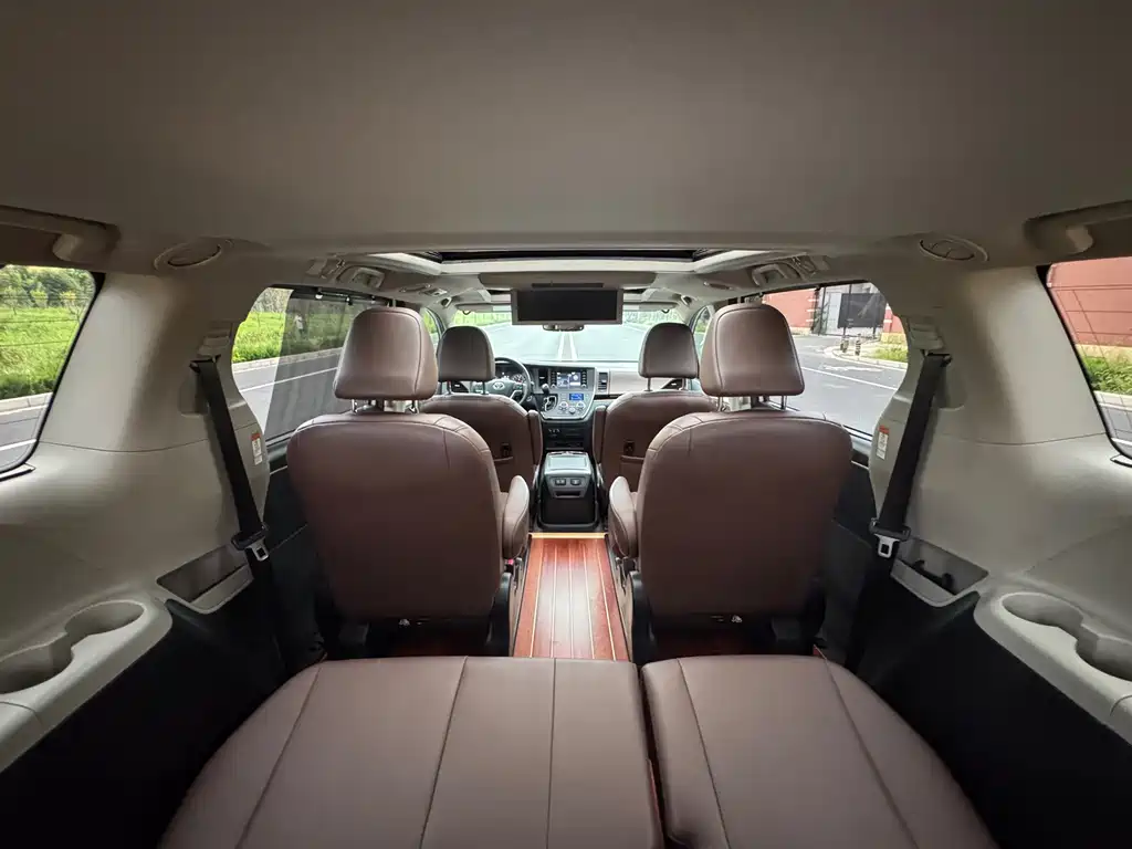 Toyota Sienna — фото 23