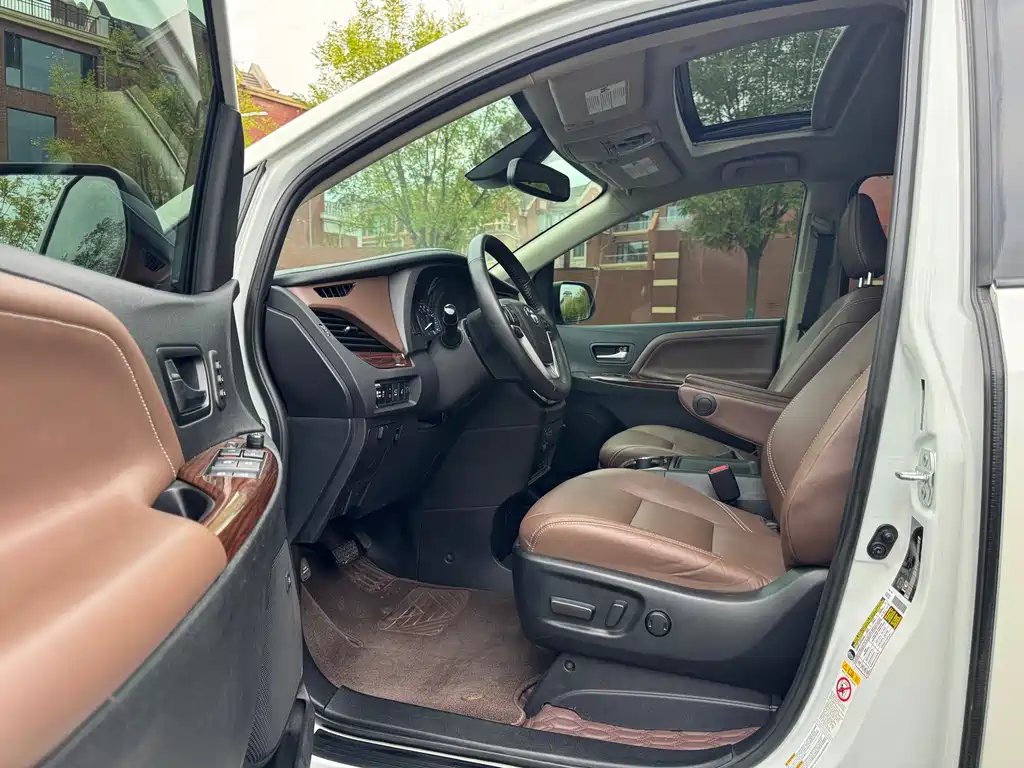 Toyota Sienna — фото 4