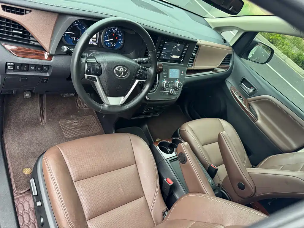 Toyota Sienna — фото 5