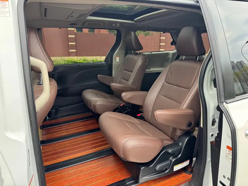 Toyota Sienna — фото 6