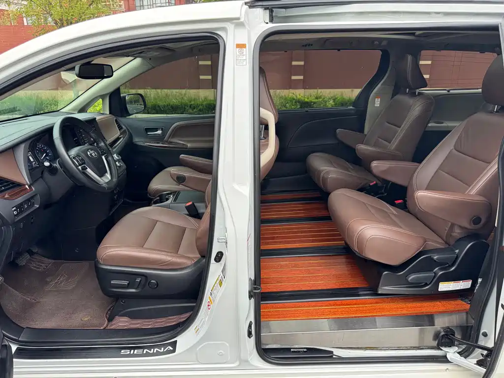 Toyota Sienna — фото 7