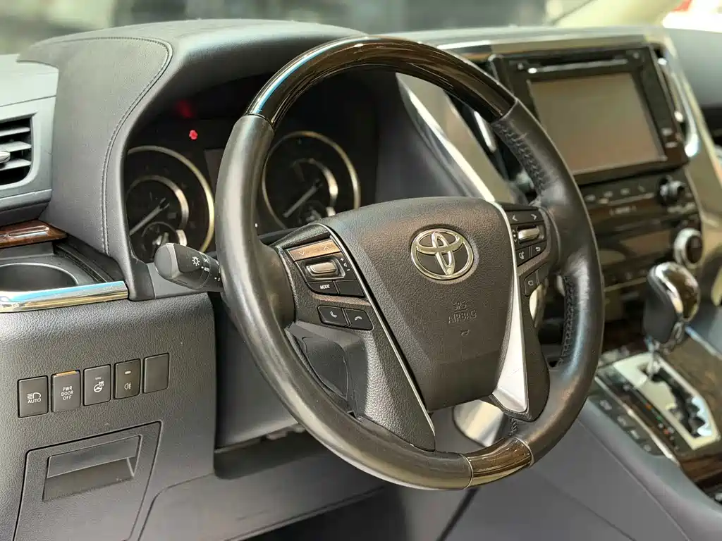 Toyota Alphard — фото 4