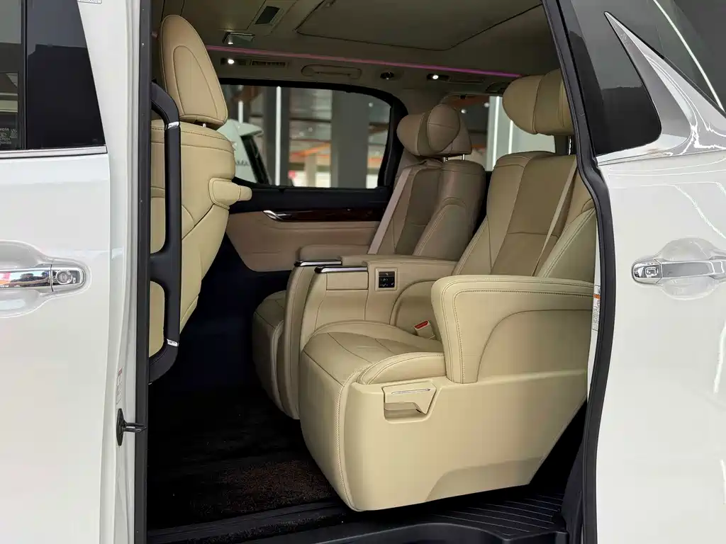 Toyota Alphard — фото 6