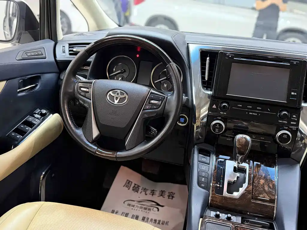Toyota Alphard — фото 9