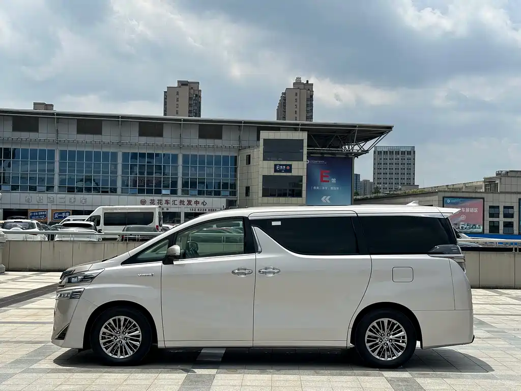 Toyota Vellfire — фото 5