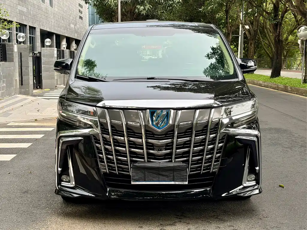 Toyota Alphard — фото 2