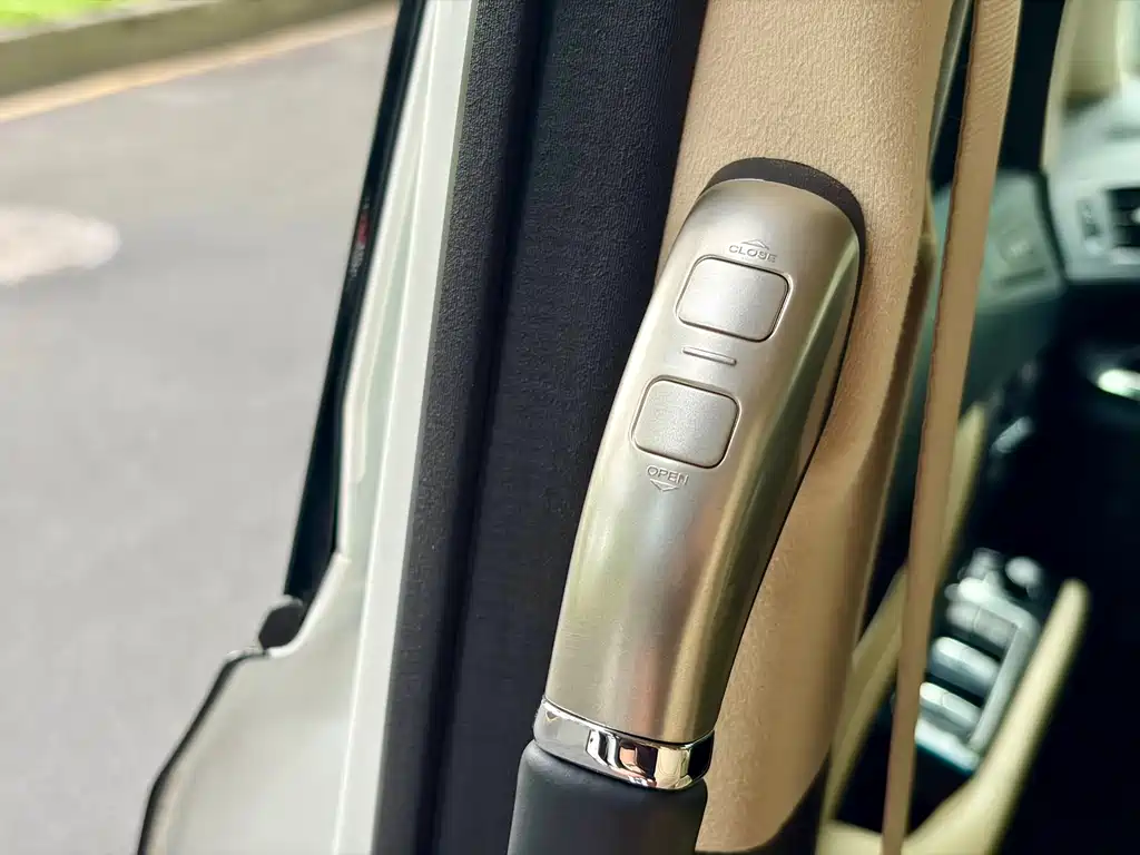 Toyota Alphard — фото 17