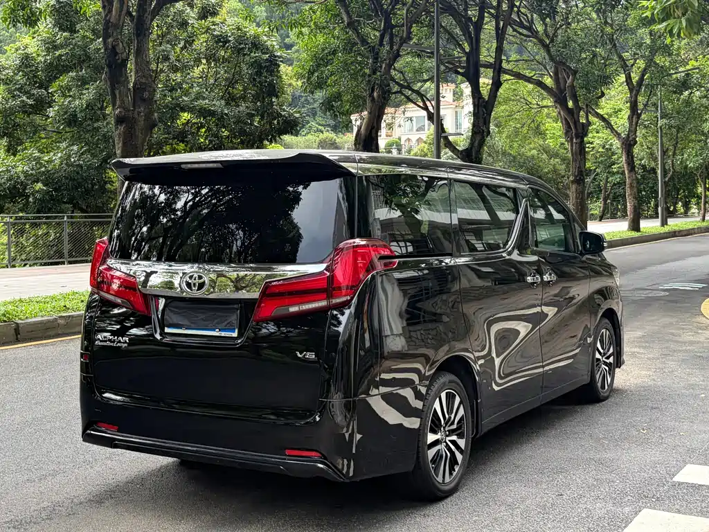 Toyota Alphard — фото 19