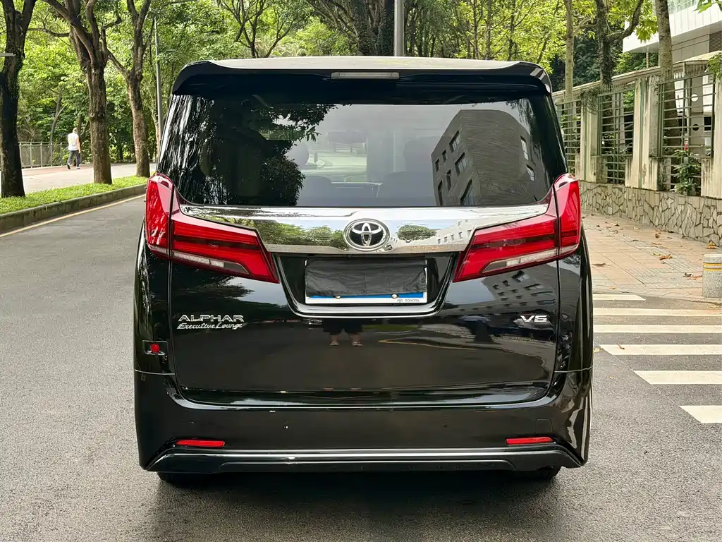 Toyota Alphard — фото 20