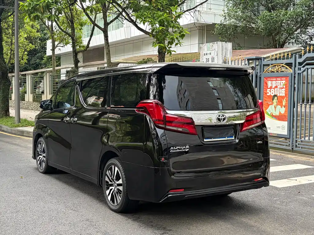 Toyota Alphard — фото 21