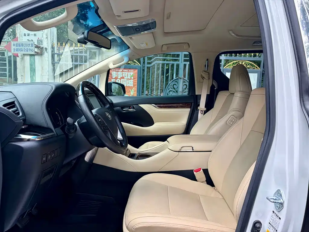 Toyota Alphard — фото 4