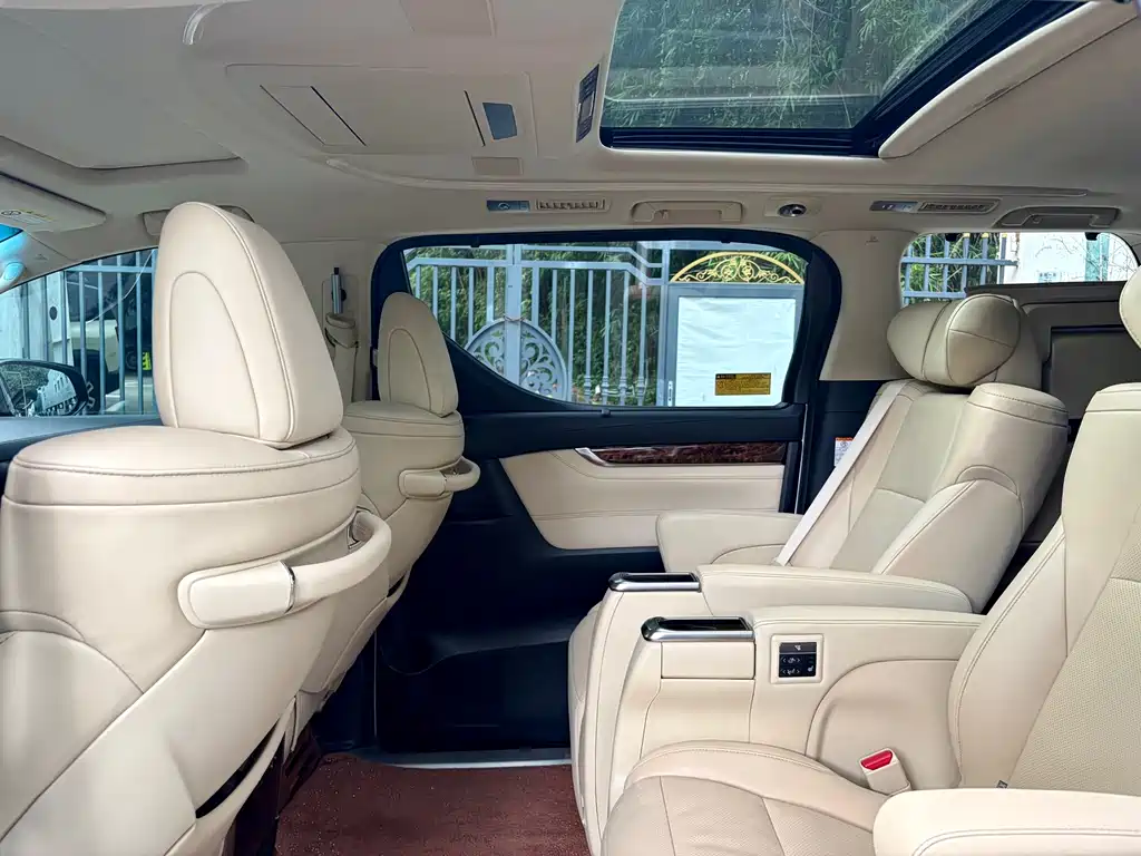 Toyota Alphard — фото 8