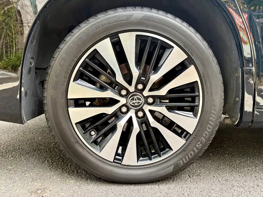 Toyota Alphard — фото 9