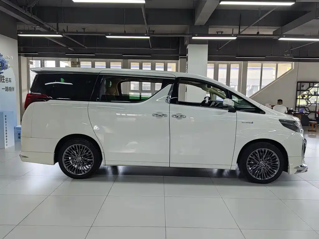 Toyota Alphard — фото 3