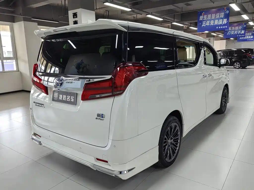 Toyota Alphard — фото 4