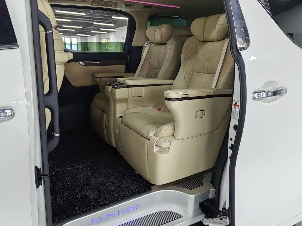 Toyota Alphard — фото 5