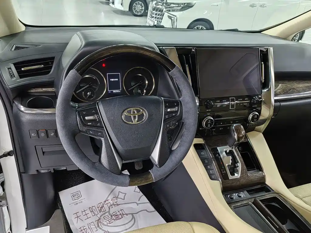 Toyota Alphard — фото 8