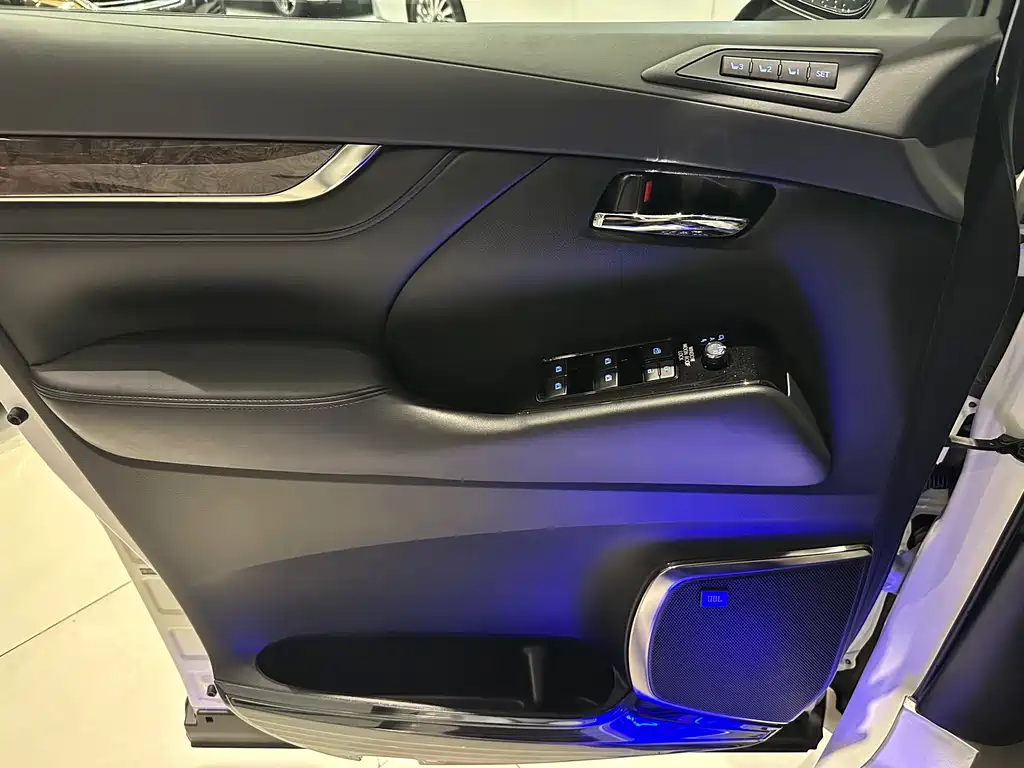 Toyota Alphard — фото 20