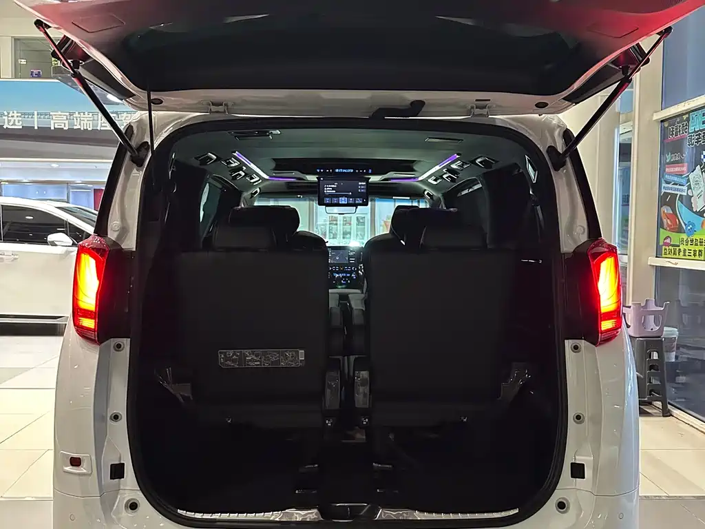 Toyota Alphard — фото 22