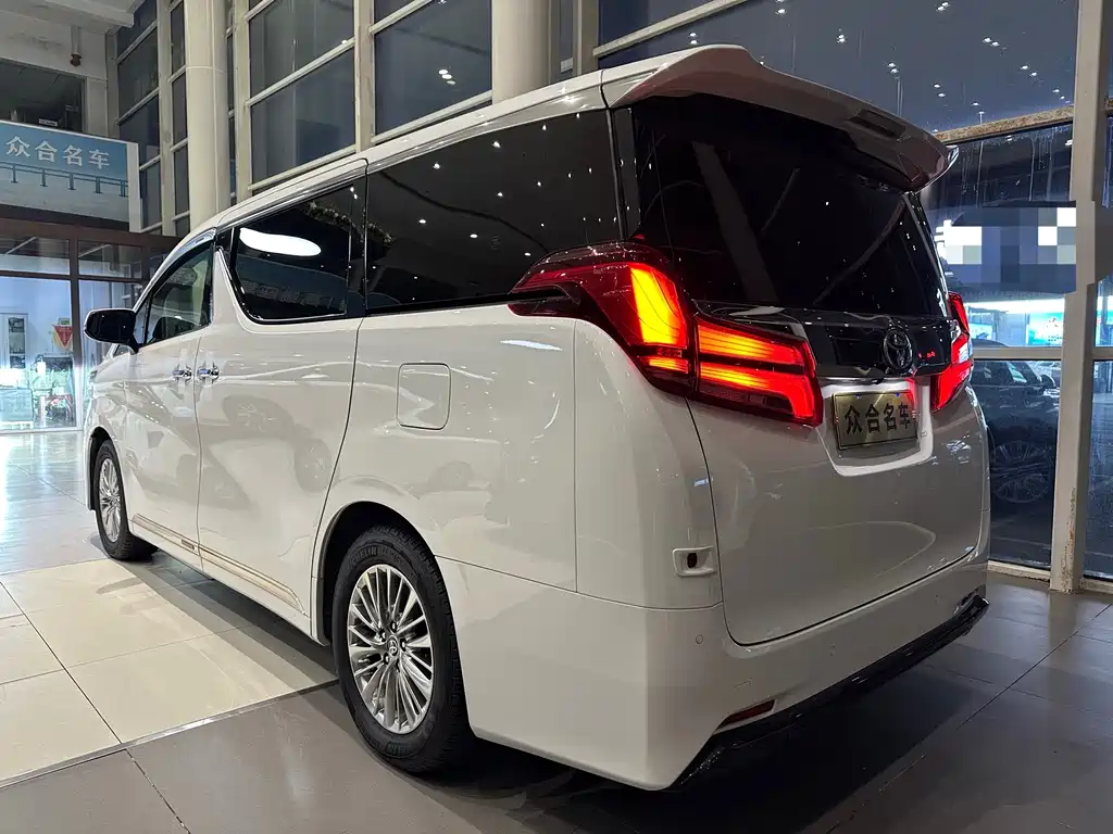 Toyota Alphard — фото 4