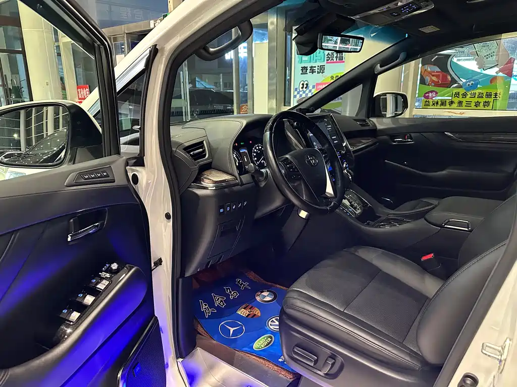 Toyota Alphard — фото 7