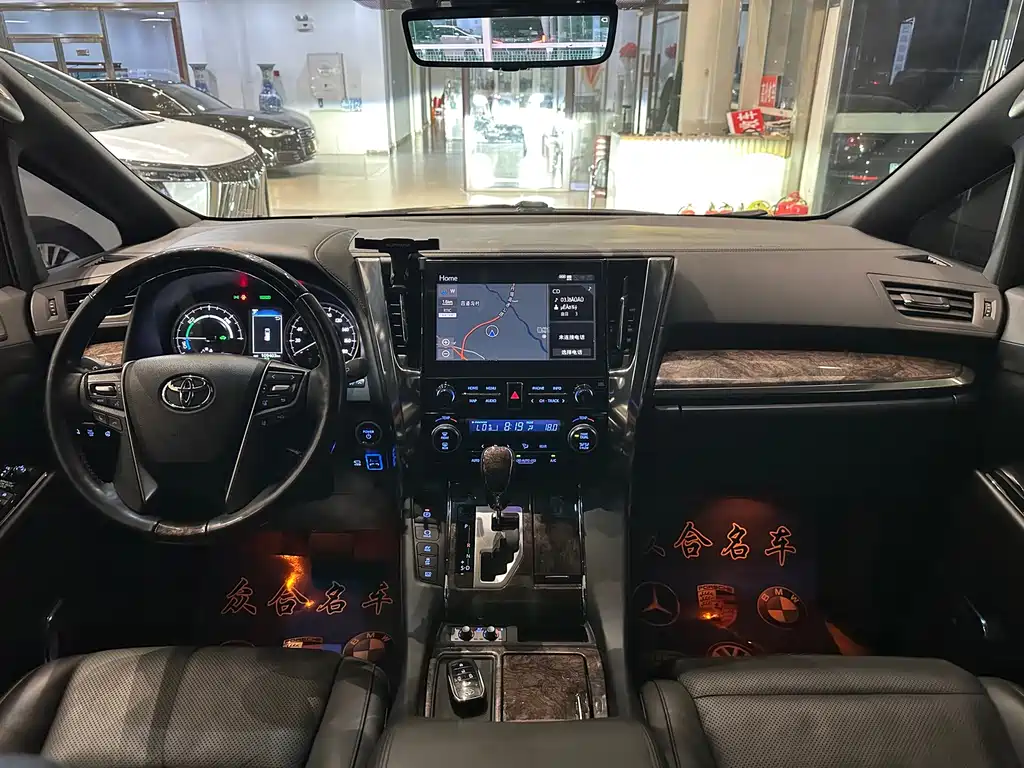 Toyota Alphard — фото 9